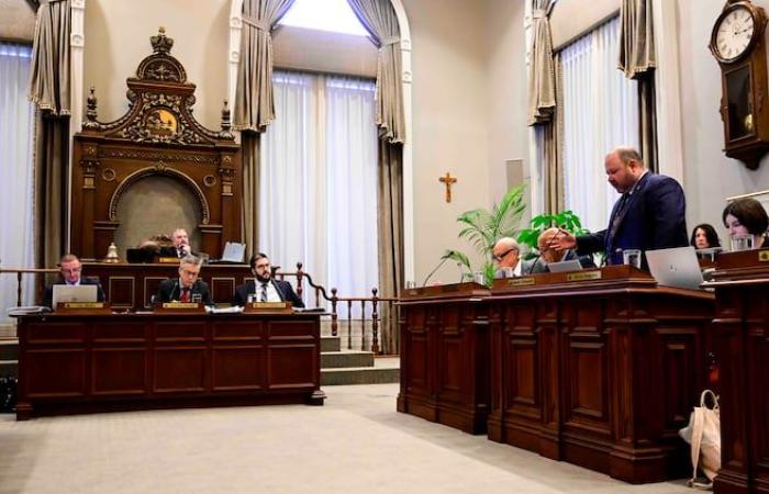 Pressure mounts to remove crucifix at Quebec City Hall