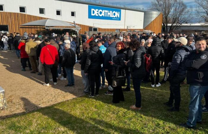 a long queue at Bourgoin-Jallieu for the sale of tickets for the match against OL