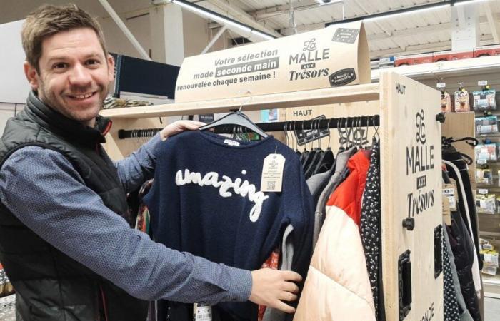 Second-hand clothes on supermarket shelves in Vendée