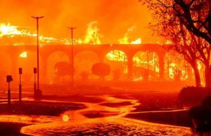 IN PICTURES. Violent fires rage on the outskirts of Los Angeles, 2,300 hectares burned and nearly 30,000 people called to evacuate