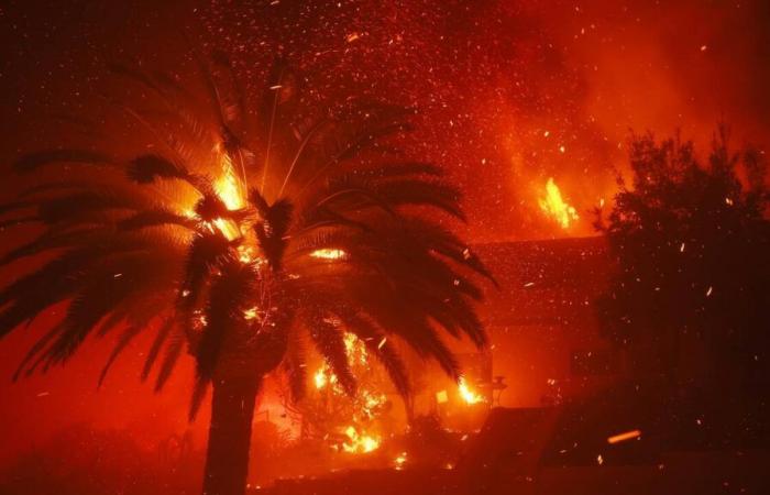 A devastating fire causes the evacuation of 30,000 people on the outskirts of Los Angeles