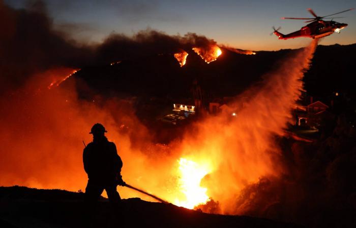 A devastating fire causes the evacuation of 30,000 people on the outskirts of Los Angeles