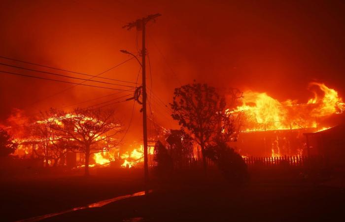 A devastating fire causes the evacuation of 30,000 people on the outskirts of Los Angeles