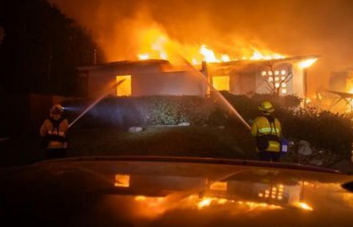 IN PICTURES. Violent fires rage on the outskirts of Los Angeles, 2,300 hectares burned and nearly 30,000 people called to evacuate