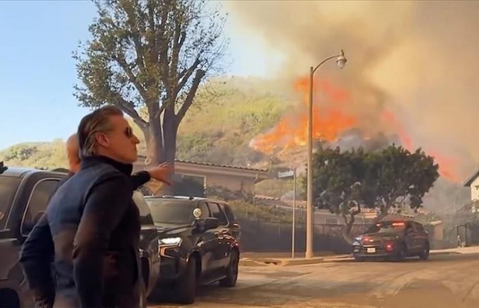 Thirty thousand people flee violent fire in Los Angeles