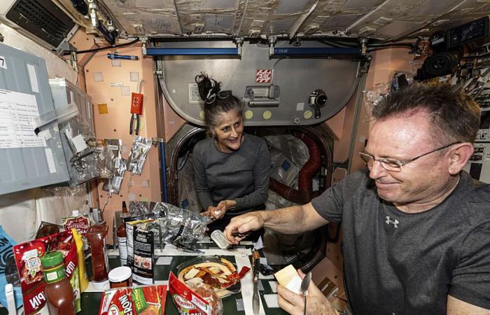 “A joy to be here”, say the astronauts stuck in the ISS