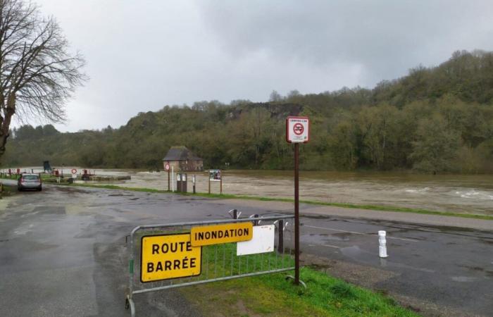 a municipality sounds the alert against the flood