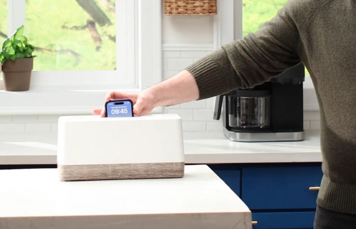 This smartphone toaster recharges the battery in 2 seconds, well almost