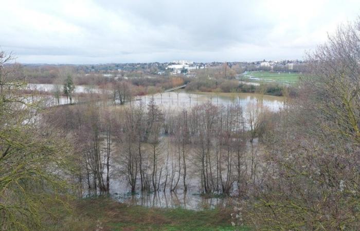 closed roads and parking lots… striking images of the Orne in flood