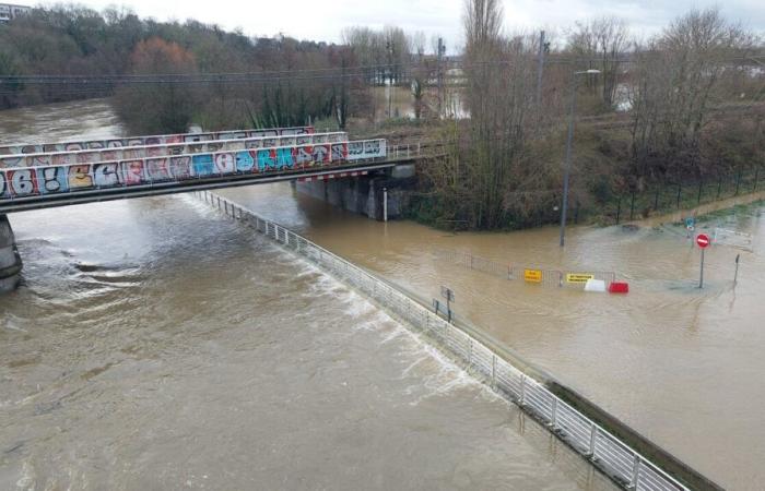 closed roads and parking lots… striking images of the Orne in flood