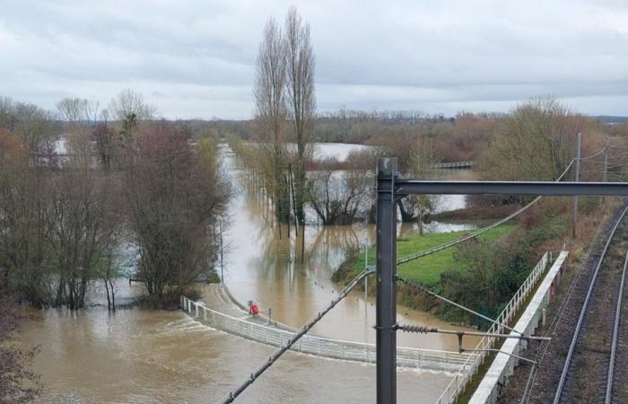 closed roads and parking lots… striking images of the Orne in flood