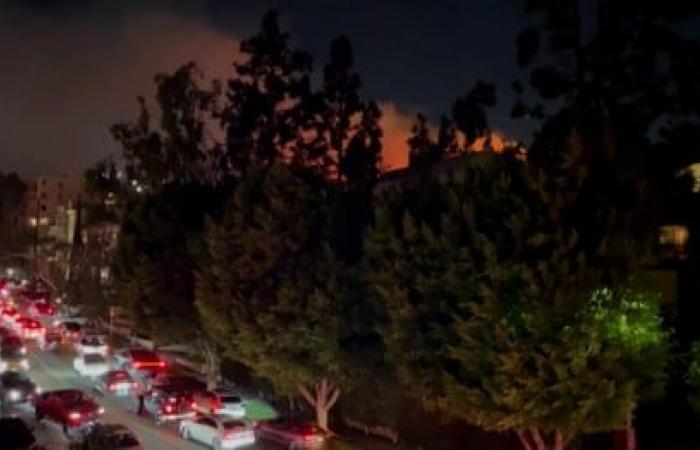 Los Angeles wildfires spread to hills above Hollywood Boulevard | Los Angeles