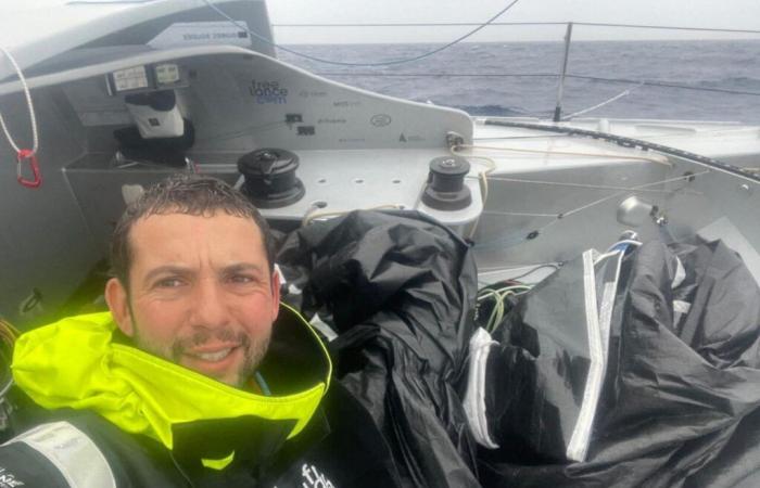 Vendée Globe. Côtes-d’Armor skipper Guirec Soudée under his boat in 5 degree seas