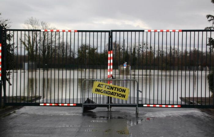 closed roads and parking lots… striking images of the Orne in flood