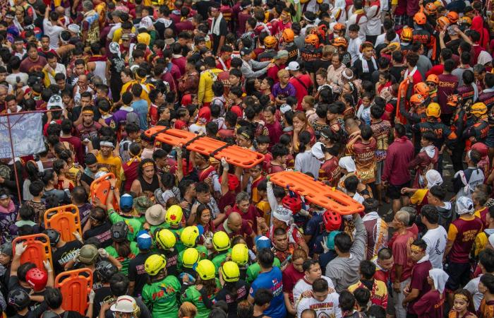 In the Philippines, a crowd of Catholic faithful around the “Black Nazarene” in search of miracles