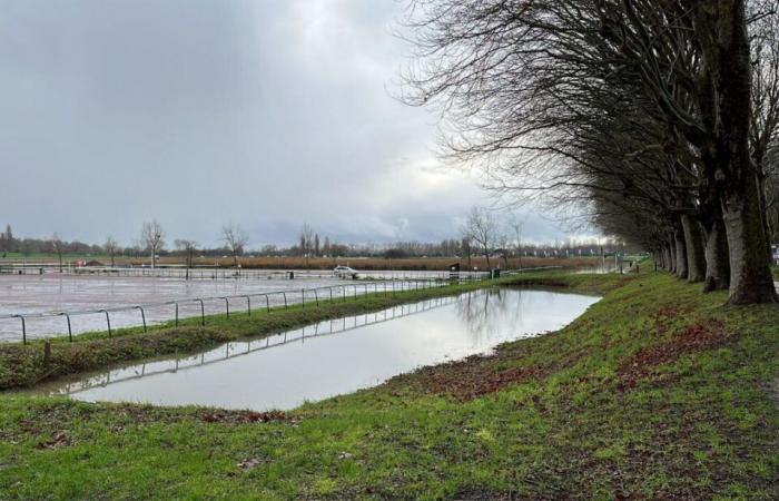 closed roads and parking lots… striking images of the Orne in flood