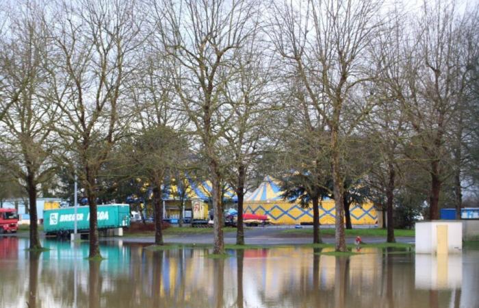 closed roads and parking lots… striking images of the Orne in flood