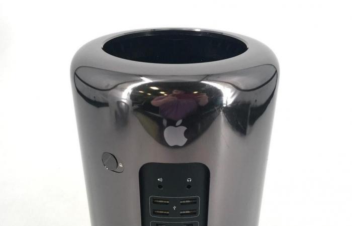 here is the “iTrash”, a trash can from Apple… (photos)