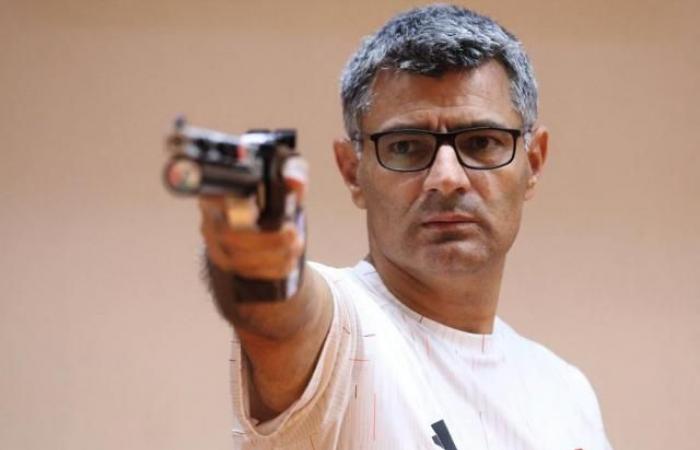 Becoming a star during the Olympics, Turkish shooter Yusuf Dikec sells his word for 30,000 euros