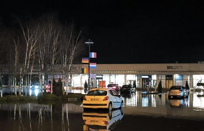 in Talange, water invades the parking lots of the commercial area