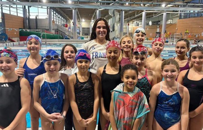 Colomiers. Two swimmers from the French team at the edge of the pools