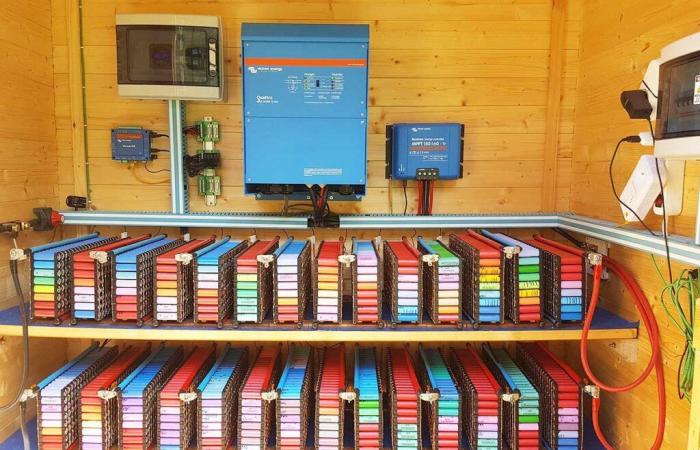 He supplies his house with electricity for 8 years with 1,000 laptop batteries