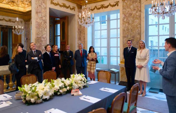 Prince Charles-Philippe of Orléans and the Hugues Capet Prize jury reward Laurent Allez