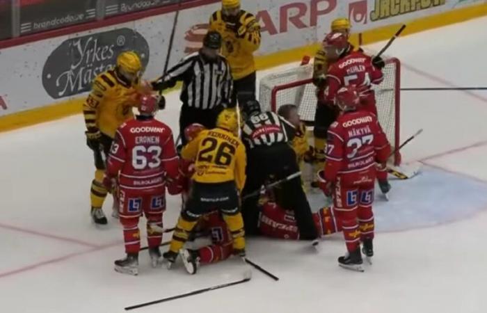 Oliver Kapanen hits his head (without helmet) on the ice