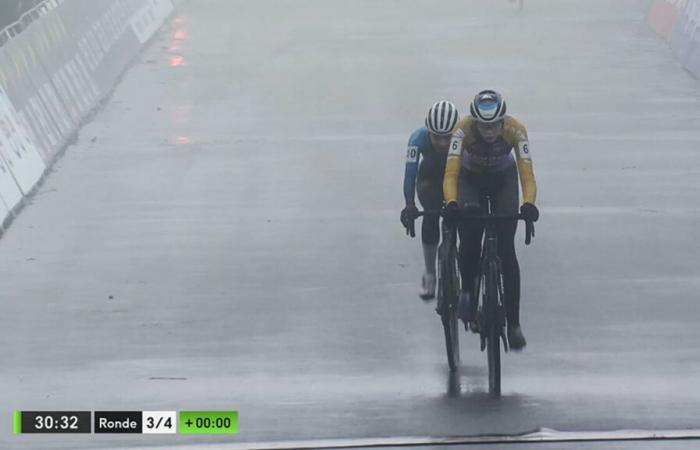 LIVE: Tension abounds among juniors on snow course in Zolder, leading duo cannot get rid of each other