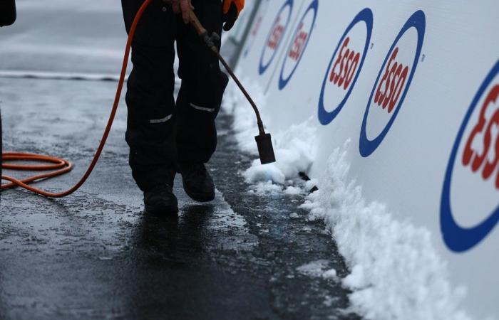 Then no need to panic: the start of the girls’ cyclo-cross championships has been delayed by an hour due to ice spots on the circuit