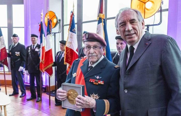 The hero Achille Muller receives the gold medal from the city of Pau