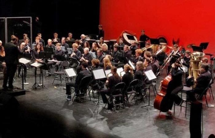 50 musicians from the harmony orchestra at the theater, entry fee