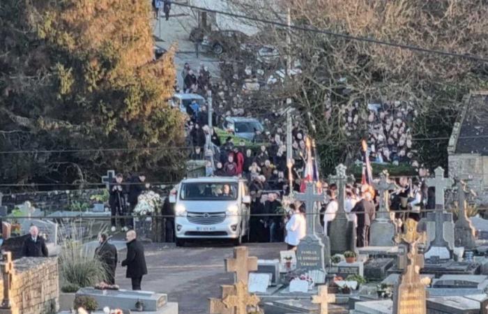 the funeral under close surveillance of the “Menhir” takes place peacefully