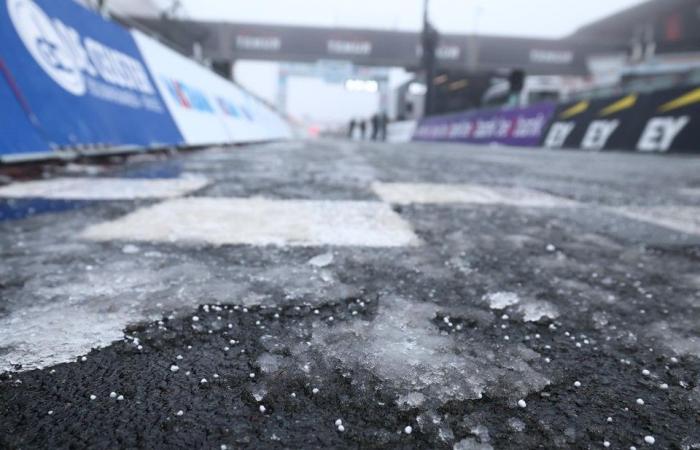 Then no need to panic: the start of the girls’ cyclo-cross championships has been delayed by an hour due to ice spots on the circuit