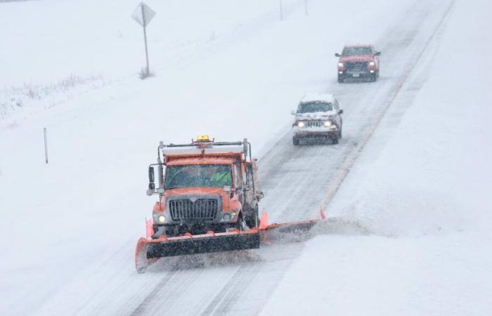 ON VIDEO | The windshield of a moving truck smashed by a huge piece of ice