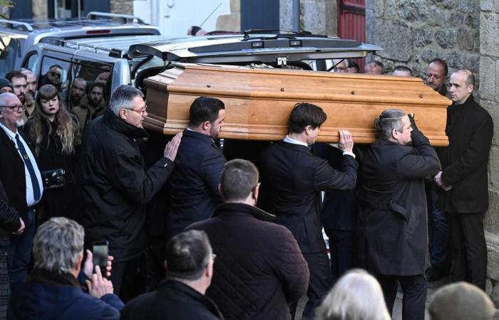 200 people in the church of Trinité-sur-Mer, his hometown