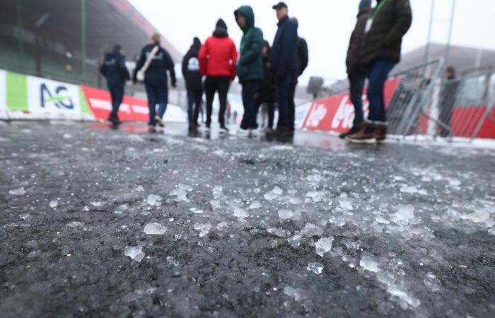 Then no need to panic: the start of the girls’ cyclo-cross championships has been delayed by an hour due to ice spots on the circuit