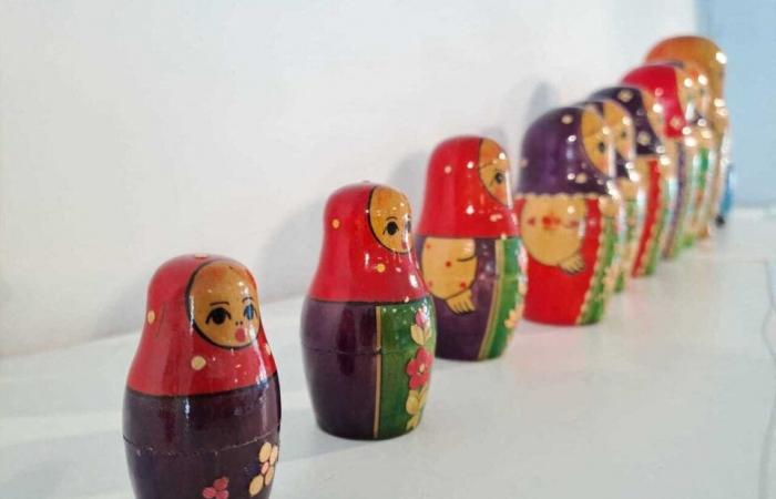 Nina offers an exhibition of Russian dolls near Caen