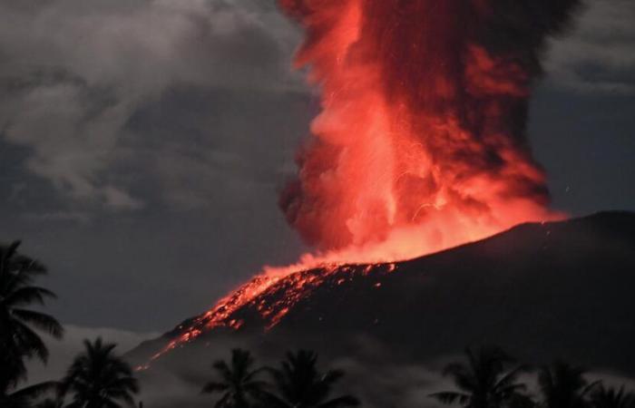 Mount Ibu, a volcano in eastern Indonesia, erupted, sending out a column of smoke 4 km long – rts.ch