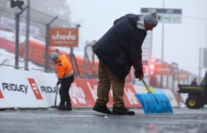 Then no need to panic: the start of the girls’ cyclo-cross championships has been delayed by an hour due to ice spots on the circuit