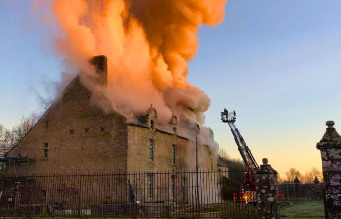 In Brittany, a fire ravages this mansion classified as a historic monument, just restored