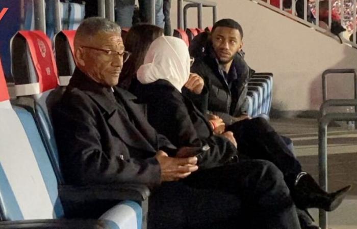 Fahd Mofi watches the match between Wydad and Ittihad Tawarka from the stands – video