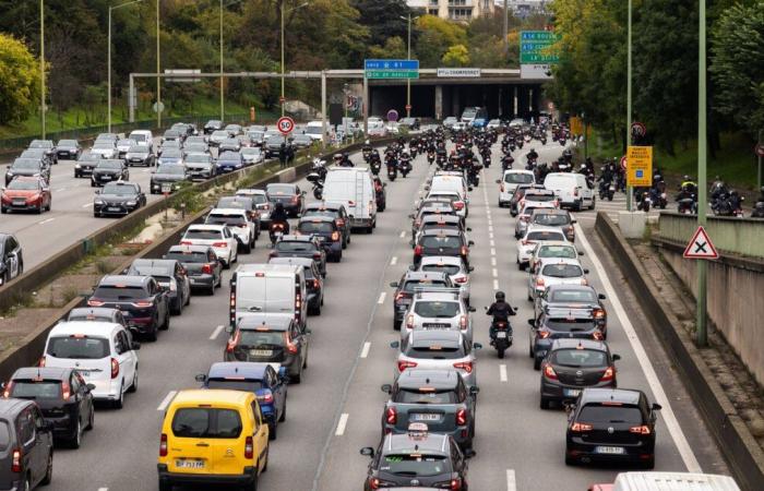 Motorcyclists can legally ride in inter-files everywhere in France