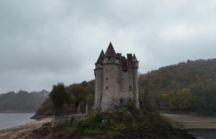 Val, a fairytale castle set on the water, jewel of Limousin