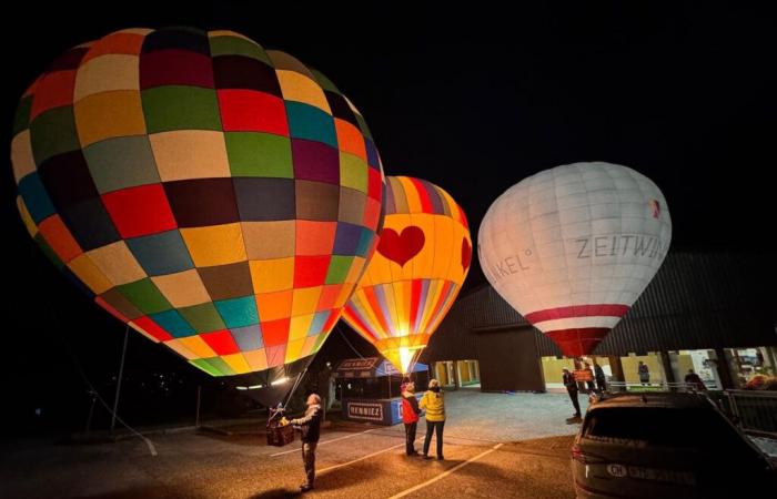 Hot air balloons nailed to the ground in Reconvilier