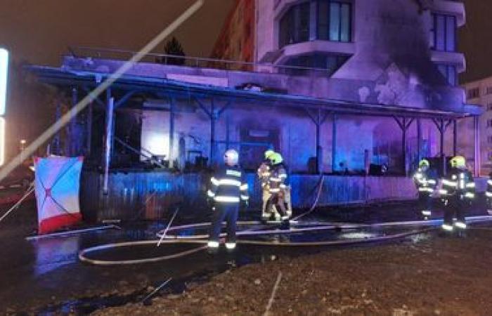 six people die in restaurant fire