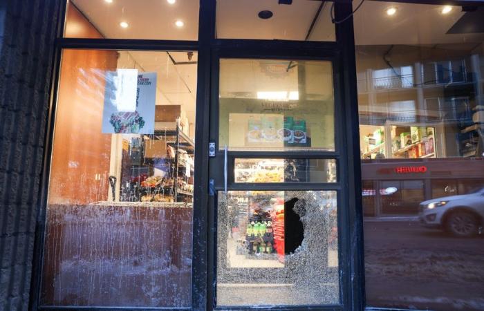 Montreal | The window of a business shattered by a bullet impact