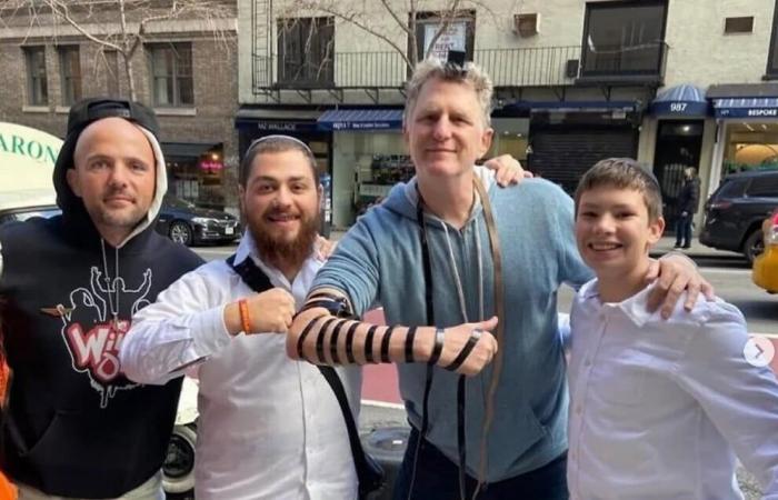 Chabad member on mission to put tefillin on American Jewish stars