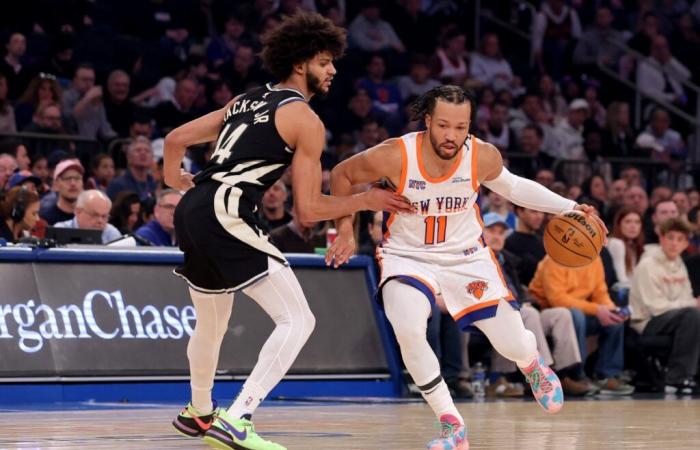 Jalen Brunson injury: Knicks star leaves Sunday vs. Bucks early with shoulder injury