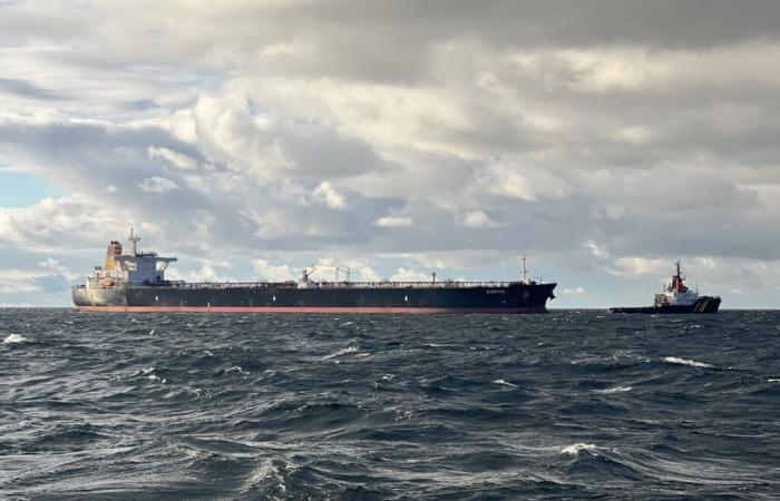 Suspected of being part of the Russian ghost fleet, a large oil tanker rescued in the Baltic